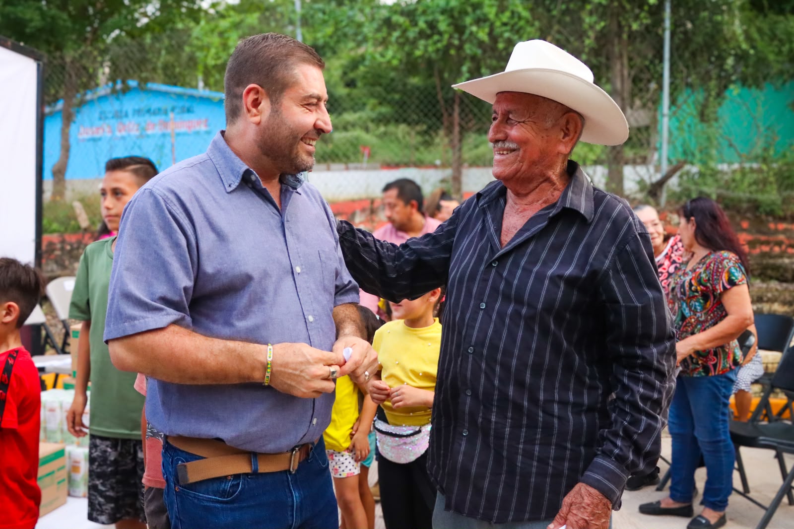 Alcalde de Badiraguato llega con apoyos y obras a San Antonio de los Ortiz