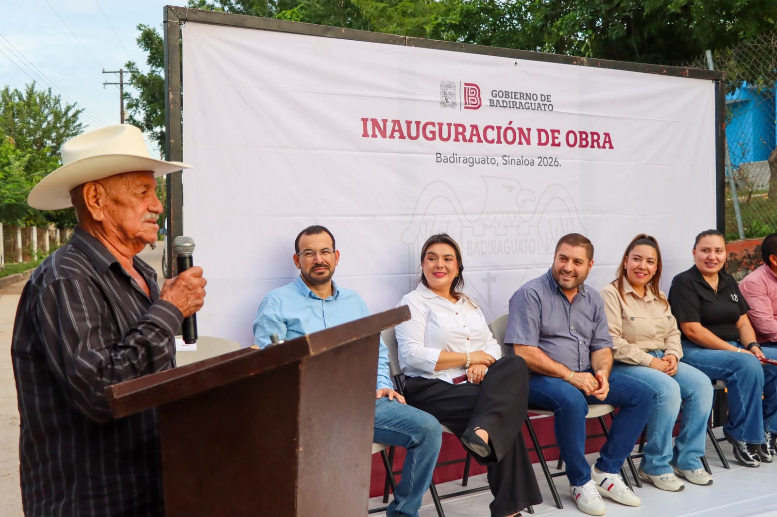 Alcalde de Badiraguato llega con apoyos y obras a San Antonio de los Ortiz