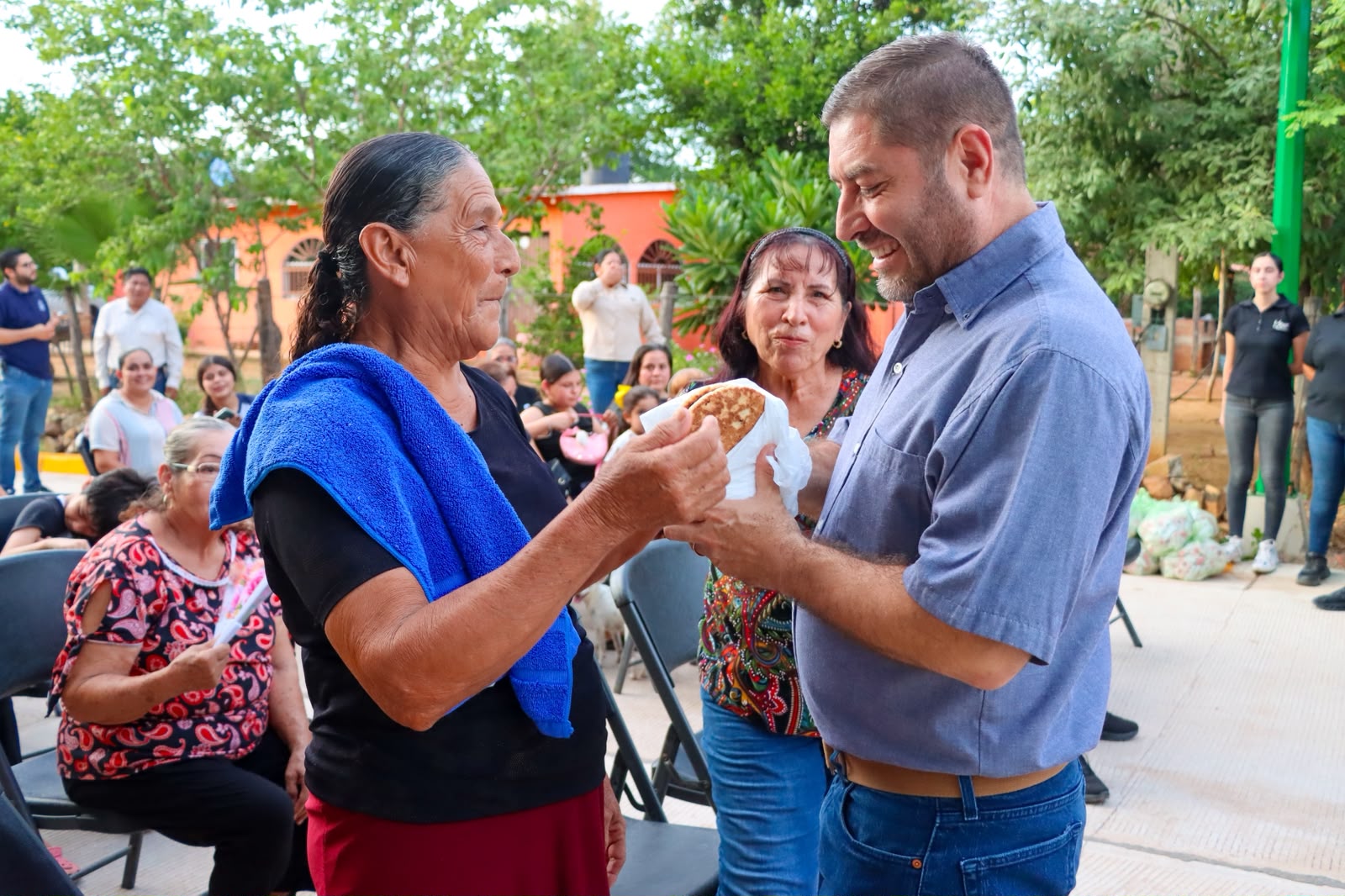 Alcalde de Badiraguato llega con apoyos y obras a San Antonio de los Ortiz