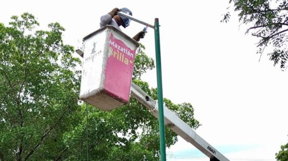 Retiran más de 120 metros cúbicos de residuos y rehabilitan alumbrado en Villas del Rey, Mazatlán