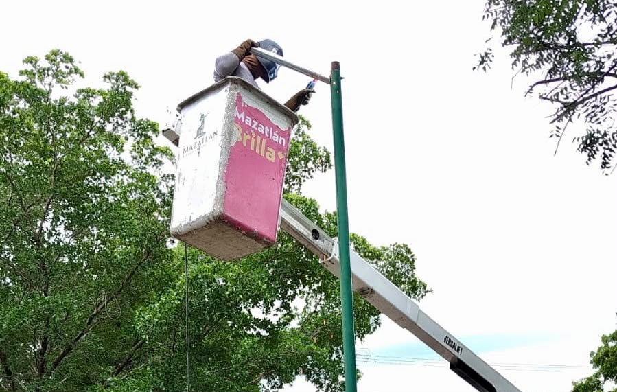 Retiran más de 120 metros cúbicos de residuos y rehabilitan alumbrado en Villas del Rey, Mazatlán