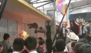 En festival de Día de Muertos, alumna sufre quemaduras graves, al incendiarse su disfraz de catrina, en Hidalgo (video)