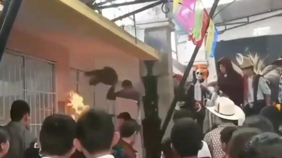 En festival de Día de Muertos, alumna sufre quemaduras graves, al incendiarse su disfraz de catrina, en Hidalgo (video)