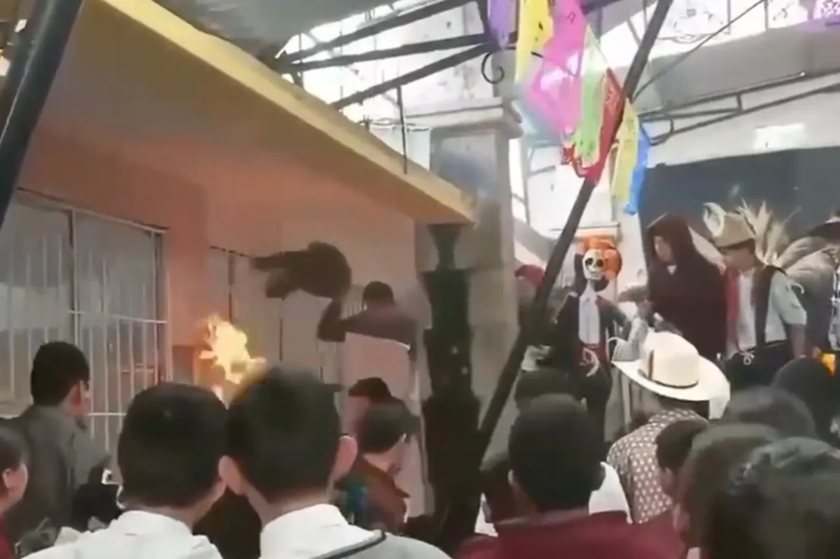 Alumna de secundaria siendo atendida al incendiarse su disfraz