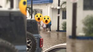 Alumnos y padres cruzaron calles convertidas en arroyos para sacar a sus hijos de las escuelas en Mazatlán