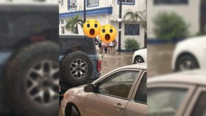 Alumnos y padres cruzaron calles convertidas en arroyos para sacar a sus hijos de las escuelas en Mazatlán