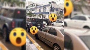 Alumnos y padres cruzaron calles convertidas en arroyos para sacar a sus hijos de las escuelas en Mazatlán