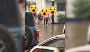 Alumnos y padres cruzaron calles convertidas en arroyos para sacar a sus hijos de las escuelas en Mazatlán, Sinaloa