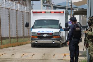 Ambulancia en el penal de Mazatlán