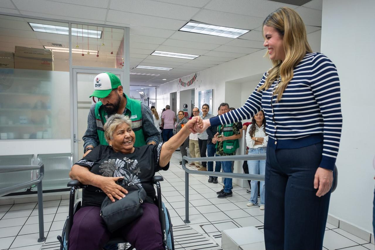 Ana Miriam entrega sillas de ruedas en Culiacán