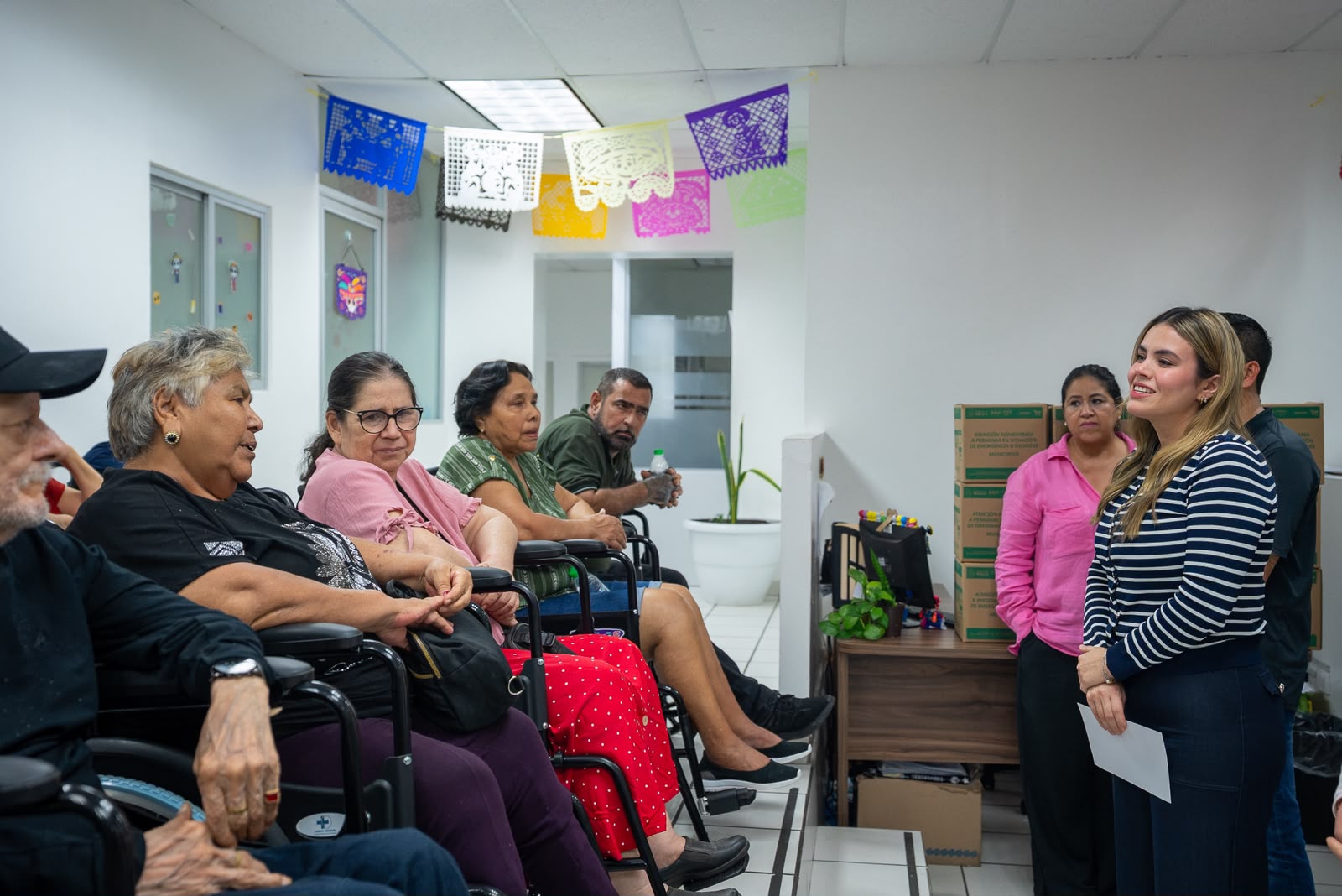 Ana Miriam entrega sillas de ruedas en Culiacán