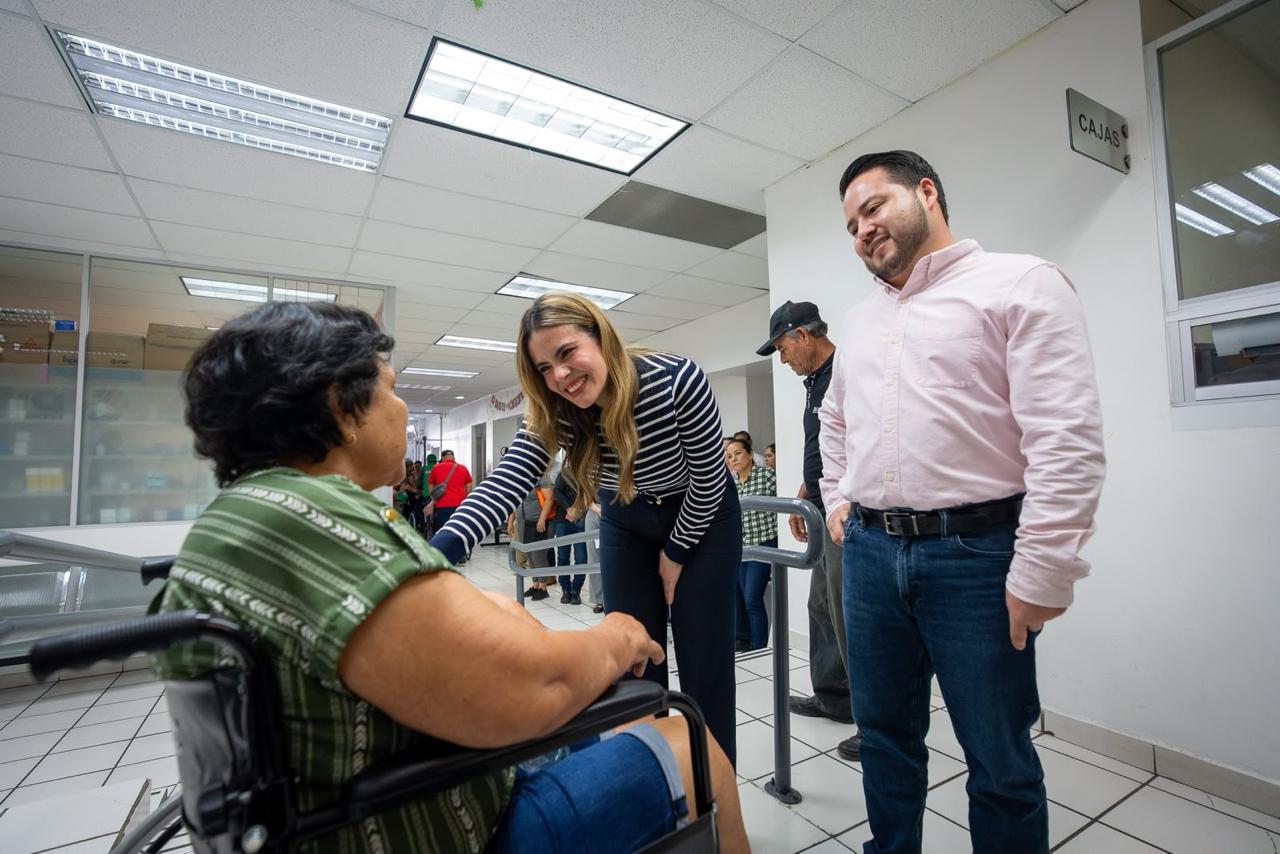 Ana Miriam entrega sillas de ruedas en Culiacán