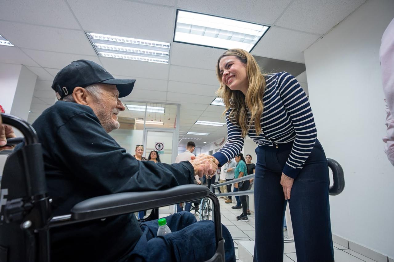 Ana Miriam entrega sillas de ruedas en Culiacán