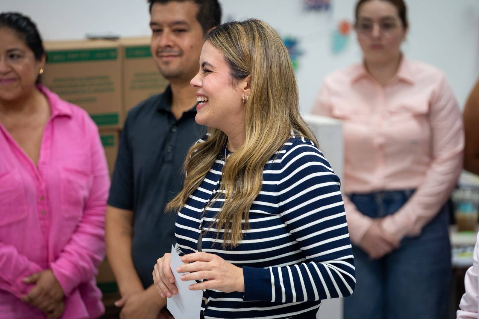 Ana Miriam entrega sillas de ruedas en Culiacán