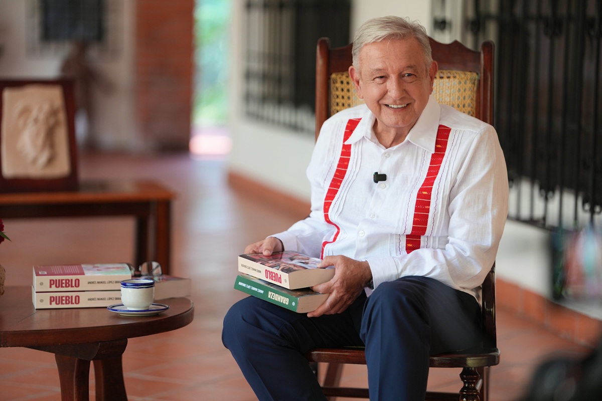 Andrés Manuel López Obrador con su libro 'Pueblo'