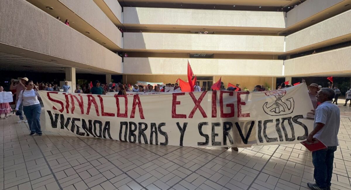 Antorchistas marchan en Culiacán; se manifiestan en Palacio en exigencia del cumplimiento de obras y apoyos para vivienda