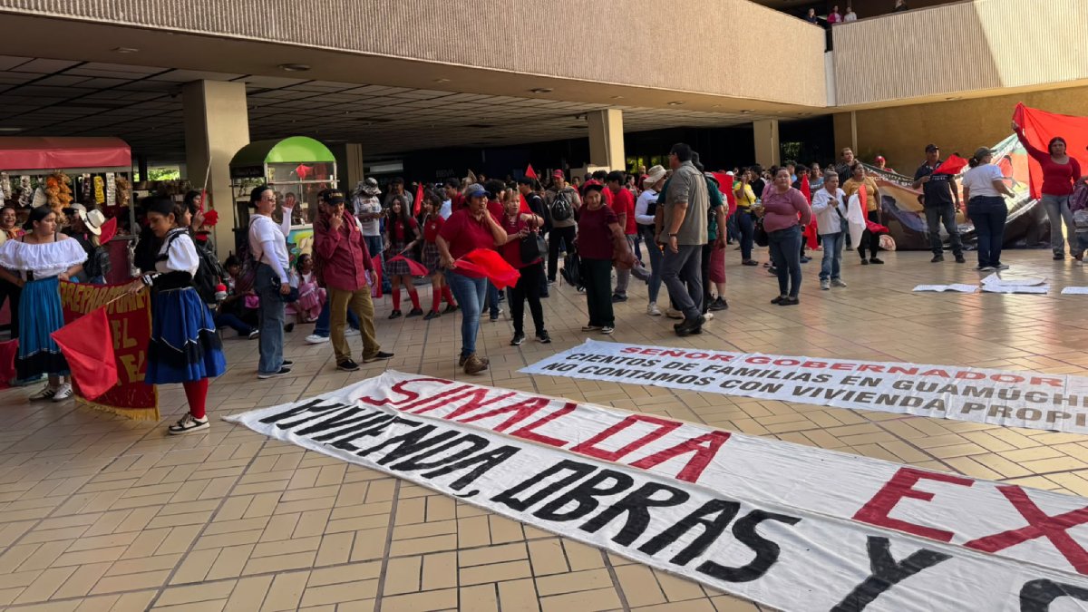 antorchistas se manifiestan en palacio de gobierno en culiacan exigen