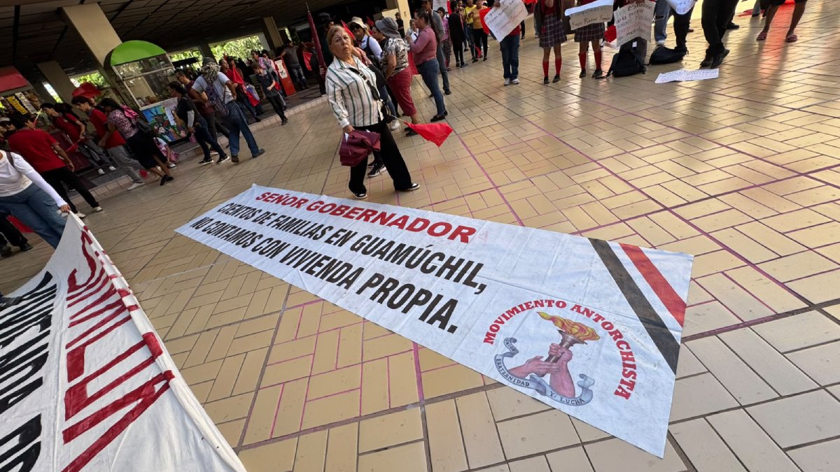 antorchistas se manifiestan en palacio de gobierno en culiacan gobernadora