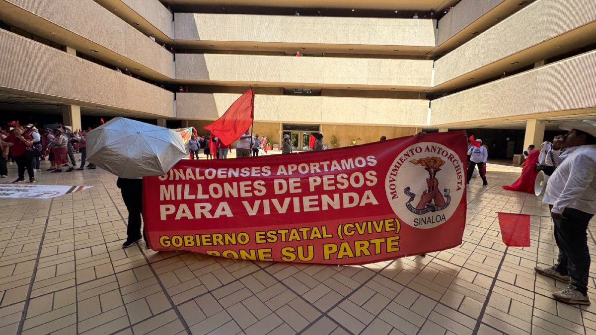 antorchistas se manifiestan en palacio de gobierno en culiacan manta