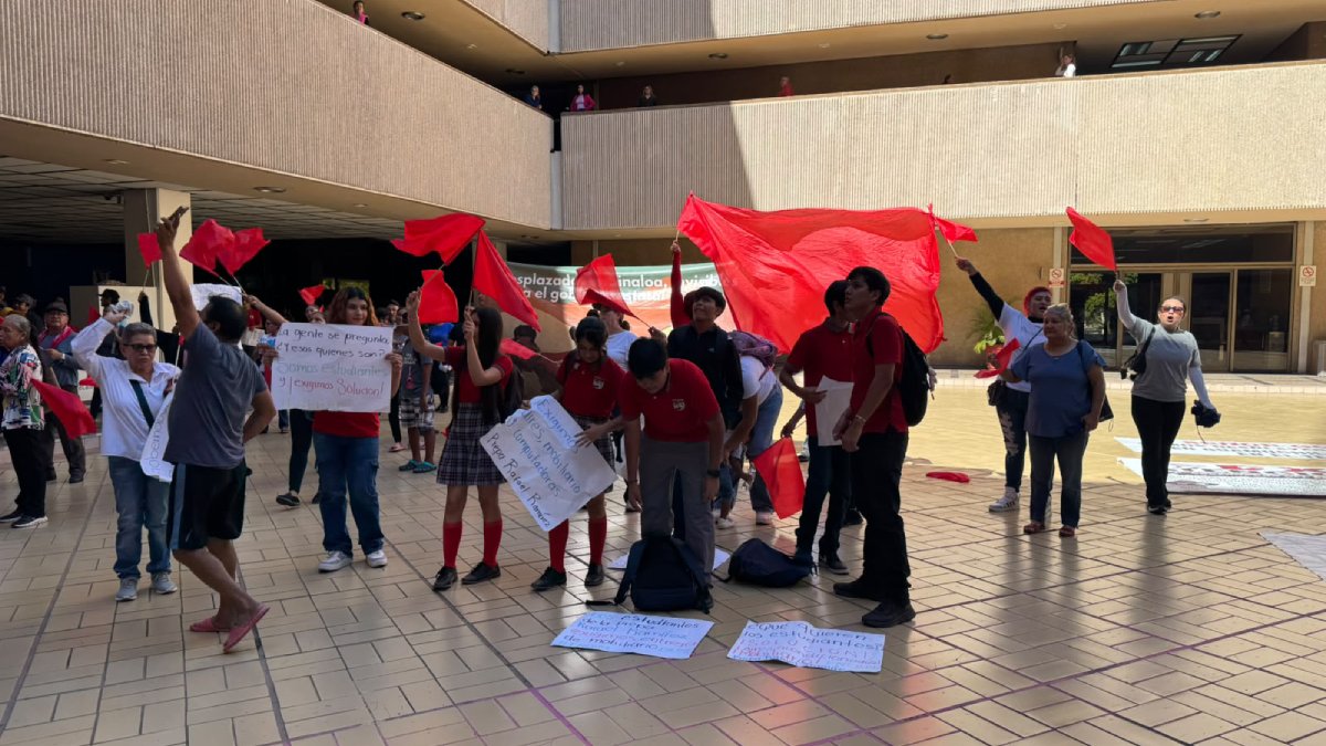 antorchistas se manifiestan en palacio de gobierno en culiacan mujeres