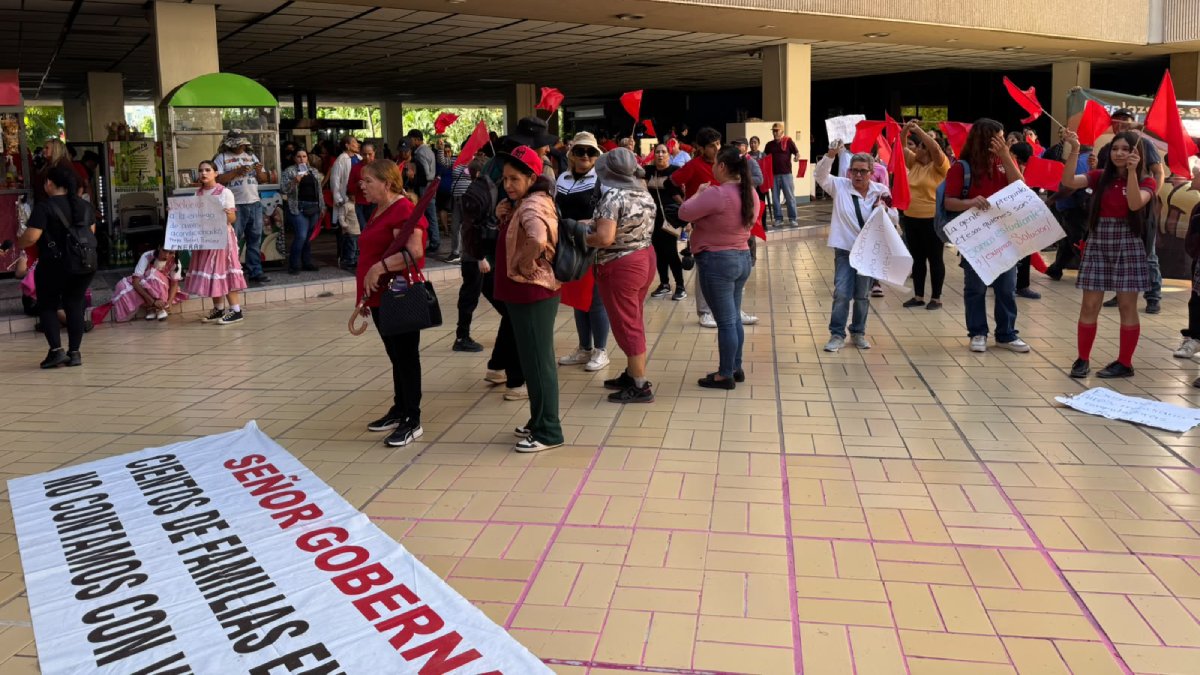 antorchistas se manifiestan en palacio de gobierno en culiacan piden
