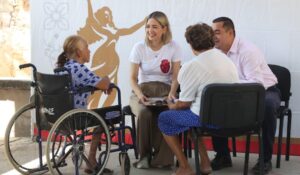 Sillas de ruedas, andaderas y despensas, peticiones de familias de El Espinal, Mazatlán a Estrella Palacios; se compromete a apoyarles