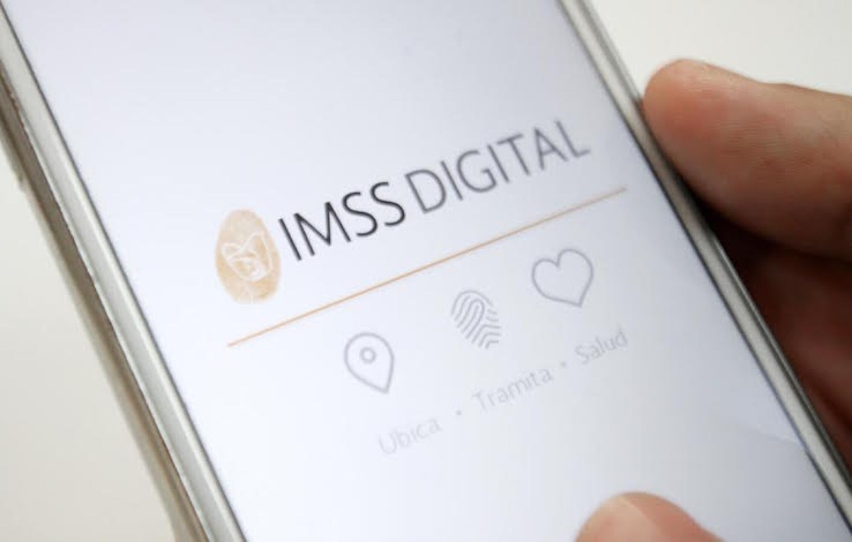 Pantalla de celular con App de IMSS Digital