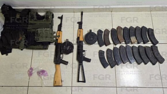 Van a prisión dos detenidos con 75 explosivos, armas y metanfetamina en Concordia, Sinaloa