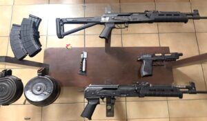 Ejército asegura armas largas, cartuchos y vehículos en la colonia Fovissste de Mazatlán, Sinaloa