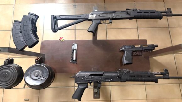 Ejército asegura armas largas, cartuchos y vehículos en la colonia Fovissste de Mazatlán, Sinaloa
