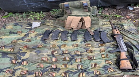 Ejército inhabilita dos campamentos clandestinos en Concordia, Sinaloa; asegura armas y droga
