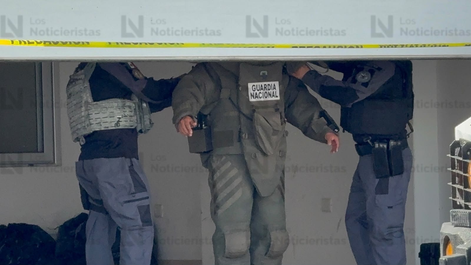 Elemento con equipo de protección antibombas