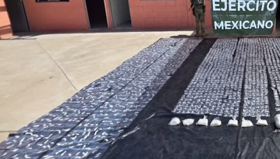 Aseguran 12 kilos de metanfetamina, miles de dosis de cocaína y cartuchos en El Rosario, Sinaloa
