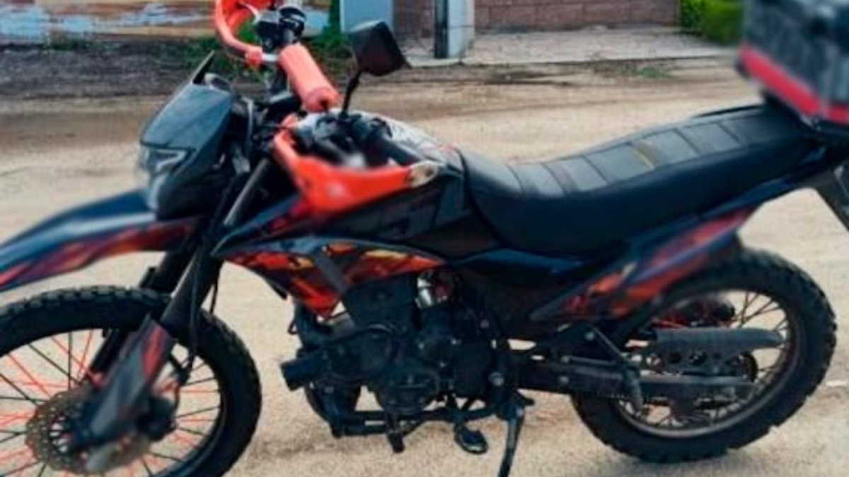 aseguran propiedad en carboneras de culiacan moto roja