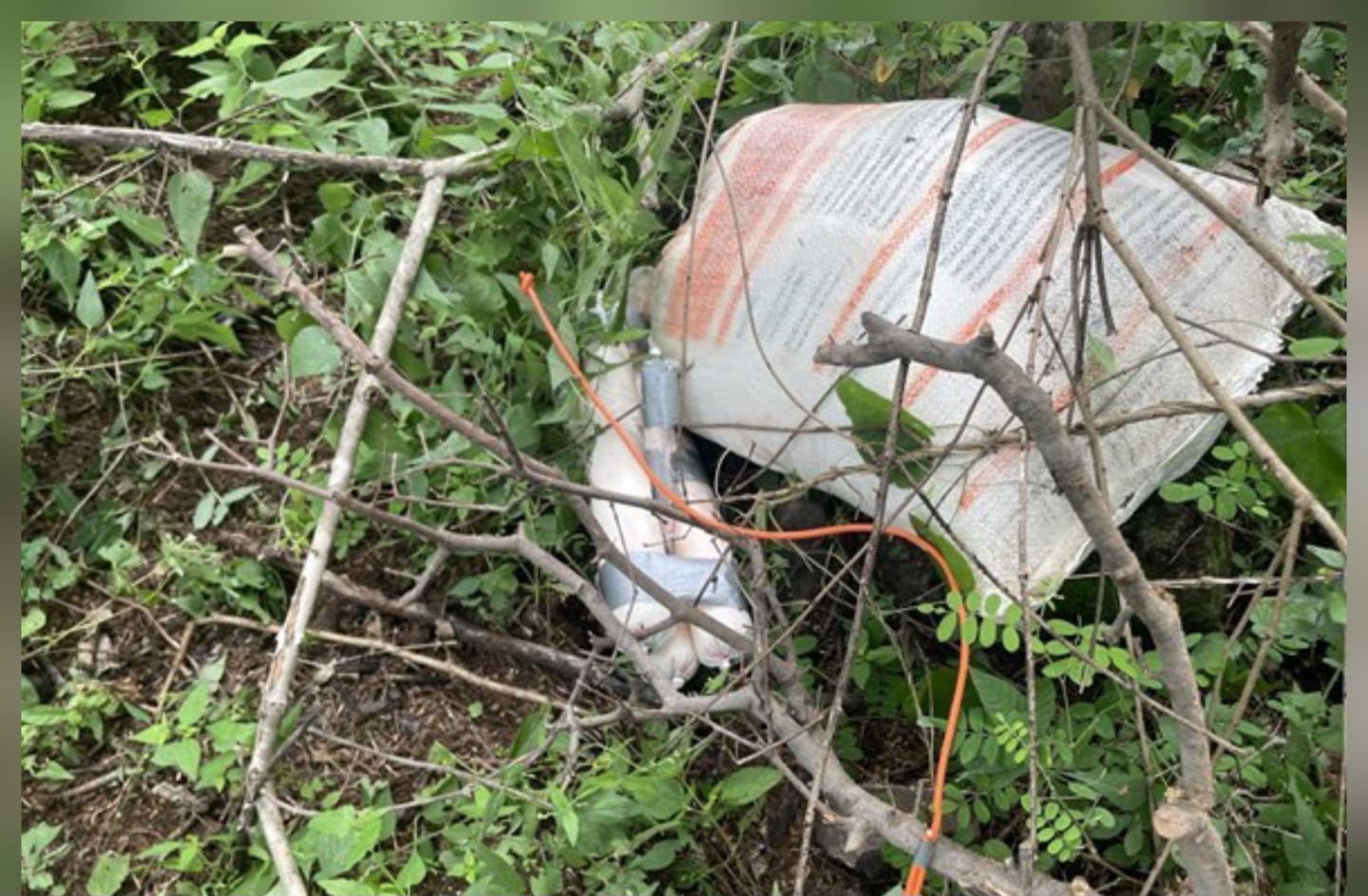 Marina detiene a dos, asegura 12 armas largas, más de 2 mil cartuchos y explosivos en operativos en el sur de Sinaloa