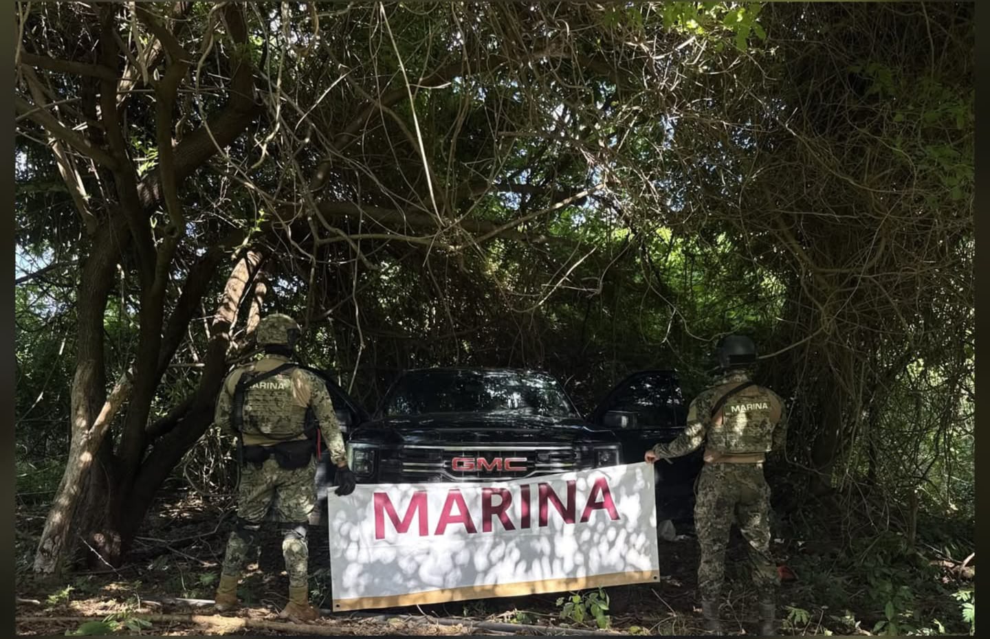 Marina detiene a dos, asegura 12 armas largas, más de 2 mil cartuchos y explosivos en operativos en el sur de Sinaloa