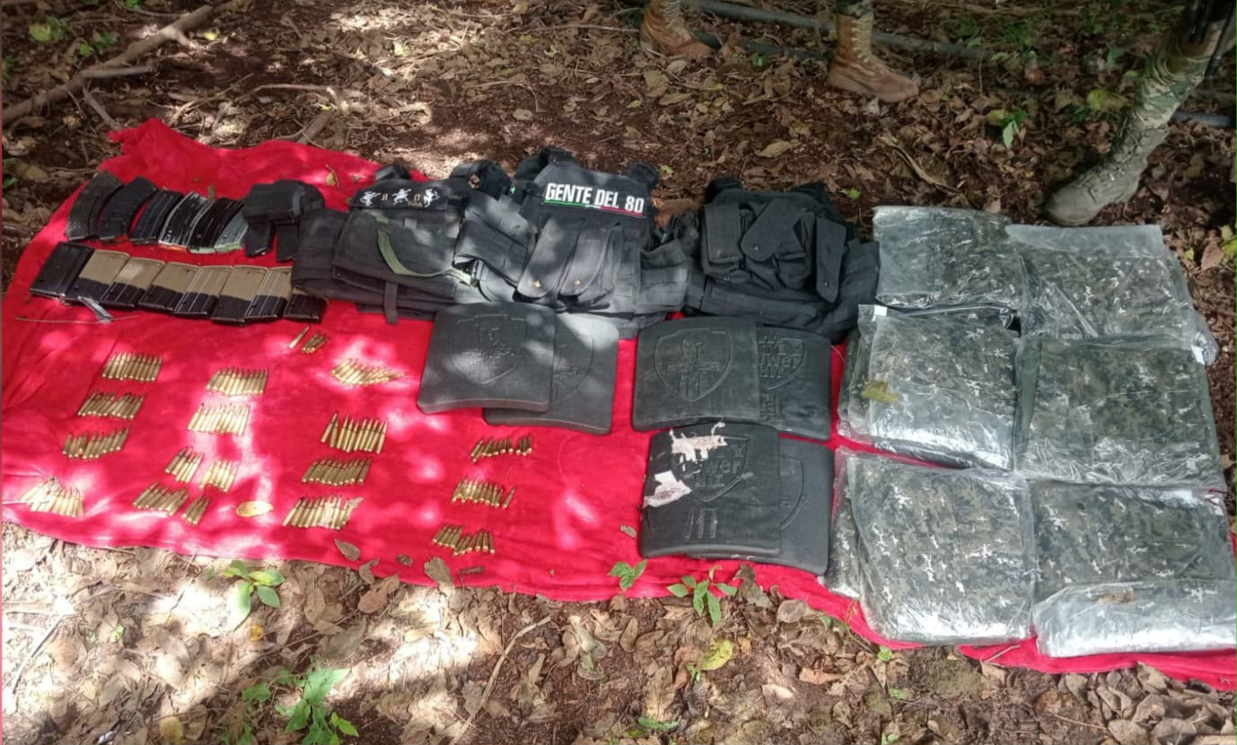 Marina detiene a dos, asegura 12 armas largas, más de 2 mil cartuchos y explosivos en operativos en el sur de Sinaloa