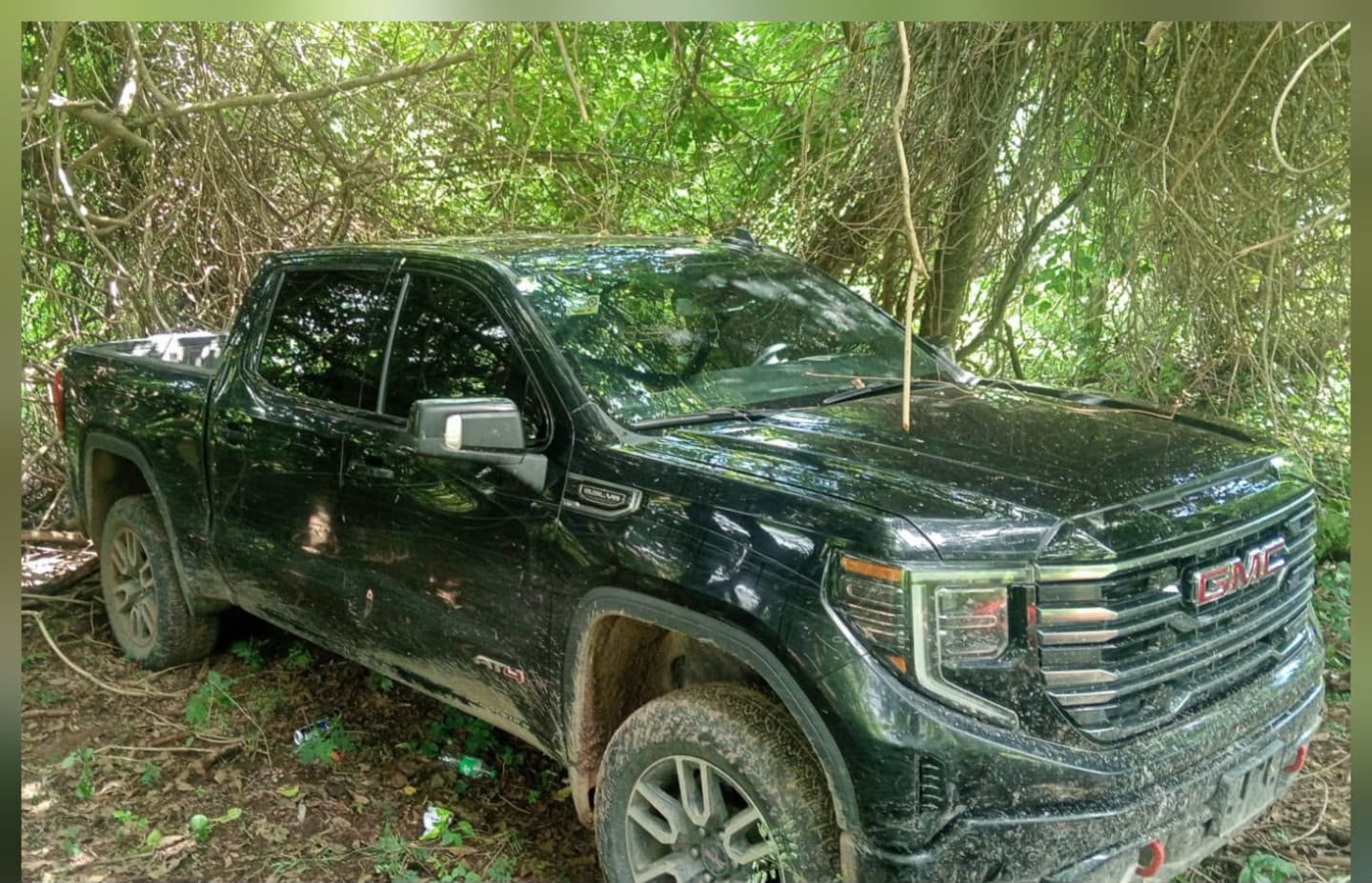 Marina detiene a dos, asegura 12 armas largas, más de 2 mil cartuchos y explosivos en operativos en el sur de Sinaloa