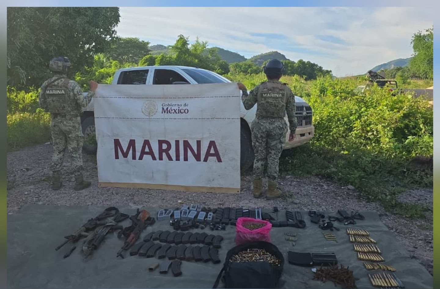 Marina detiene a dos, asegura 12 armas largas, más de 2 mil cartuchos y explosivos en operativos en el sur de Sinaloa