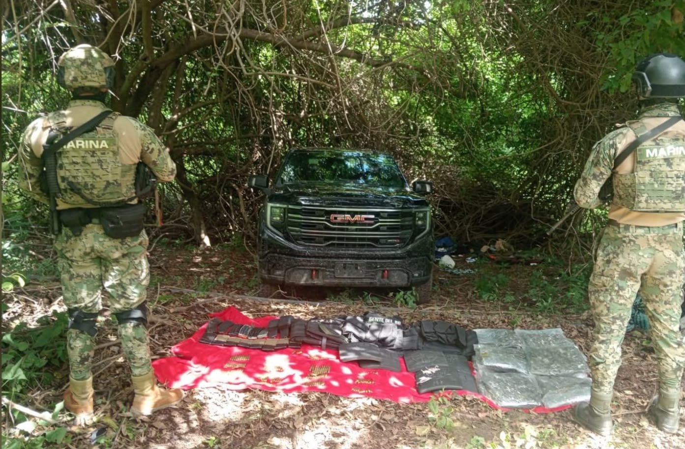Marina detiene a dos, asegura 12 armas largas, más de 2 mil cartuchos y explosivos en operativos en el sur de Sinaloa