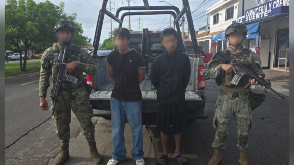 Marina detiene a dos, asegura 12 armas largas, más de 2 mil cartuchos y explosivos en operativos en el sur de Sinaloa
