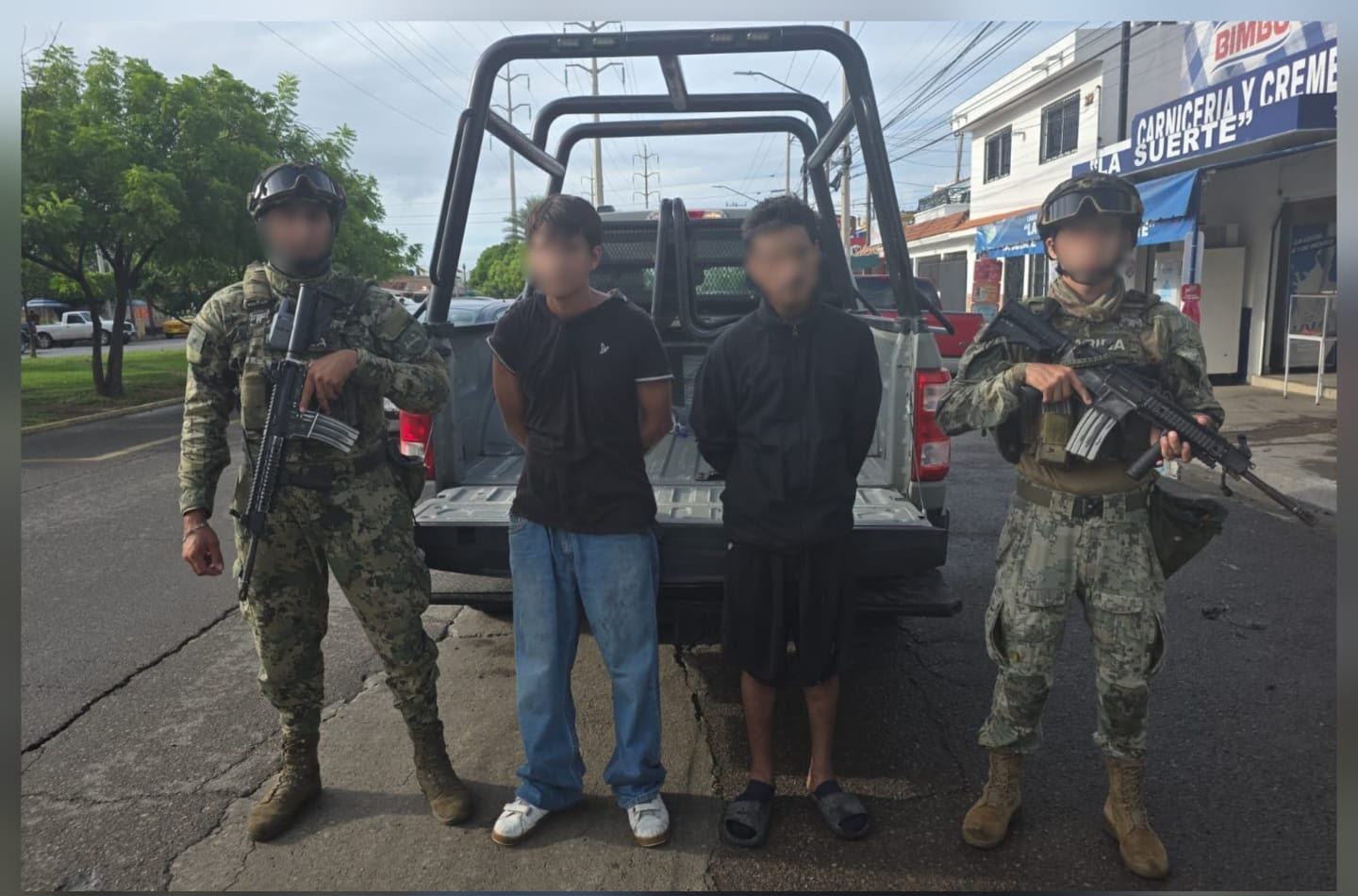 Marina detiene a dos, asegura 12 armas largas, más de 2 mil cartuchos y explosivos en operativos en el sur de Sinaloa