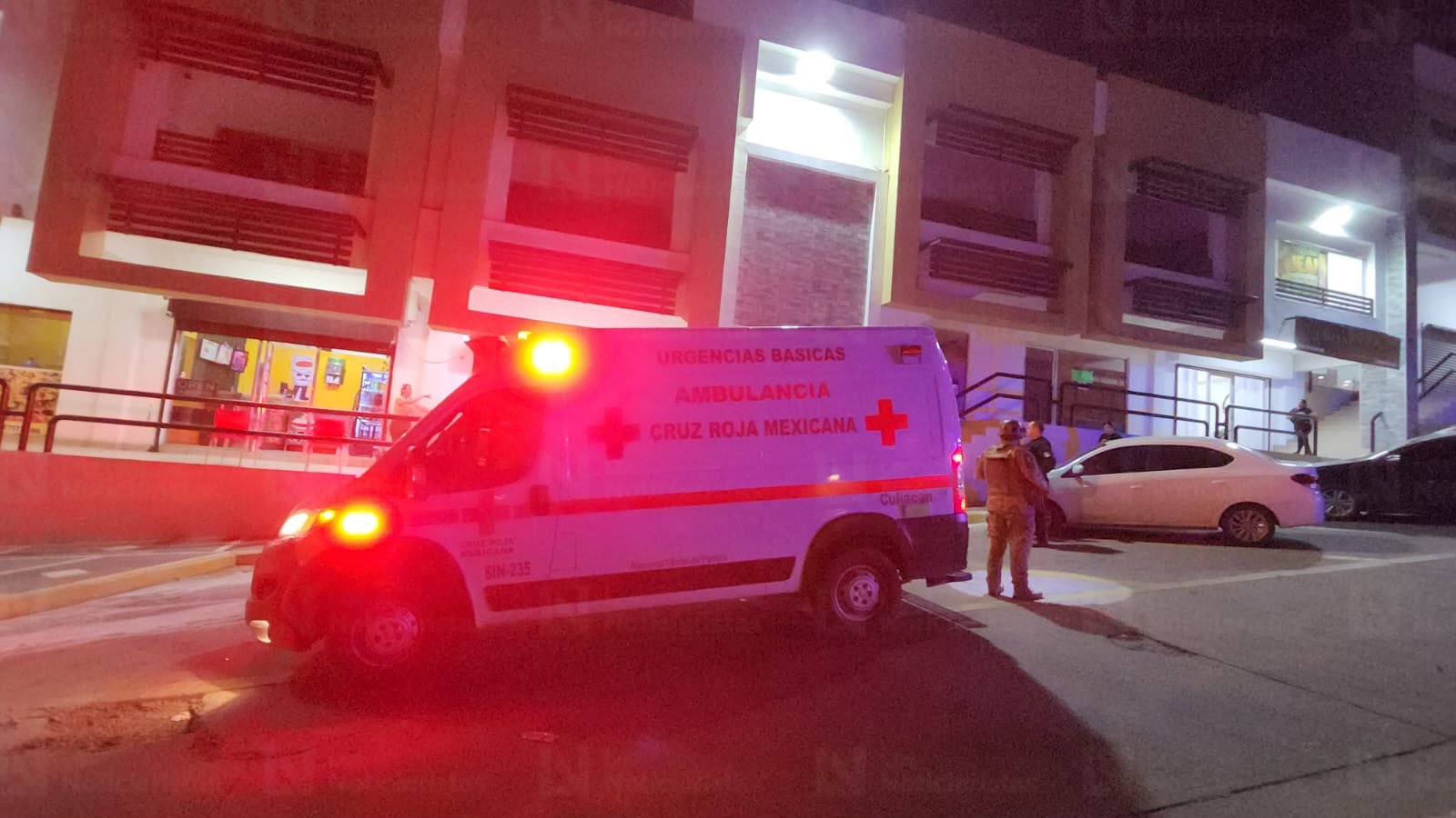 Asesinan a balazos a hombre en plaza comercial de Loma Linda, en Culiacán