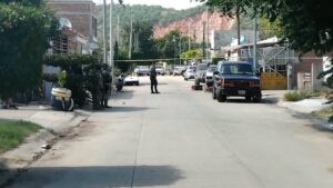 asesinan a balazos a un hombre afuera del taller de motos many al sur de mazatlan calle
