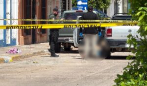 Asesinan a balazos a un hombre en Villa Unión, Mazatlán; quedó junto a una camioneta