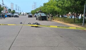 Atacan a balazos a mujer que viajaba en motocicleta al norte de Mazatlán; está grave