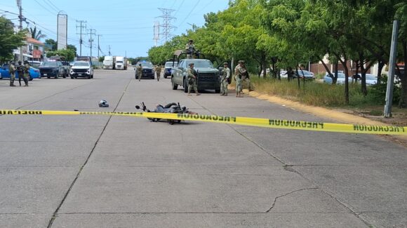 Atacan a balazos a mujer que viajaba en motocicleta al norte de Mazatlán; está grave
