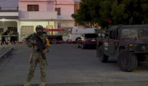 Asesinan a balazos a dos hombres en Fovissste Esperanza, Mazatlán; los encuentran en una camioneta