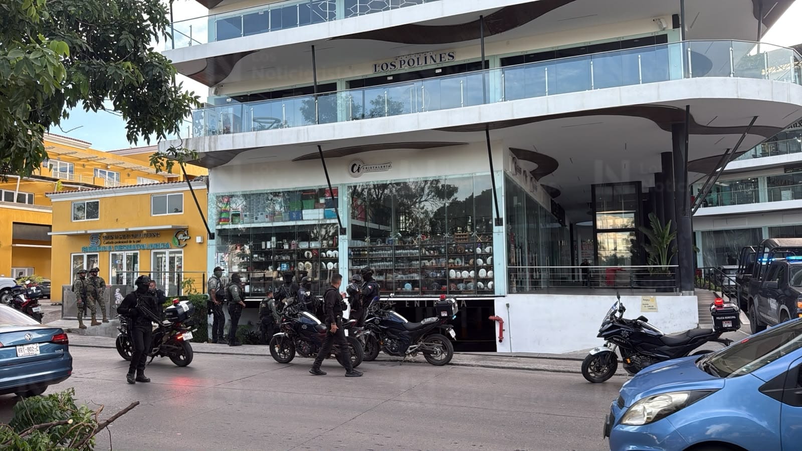 Hombre pierde la vida en una hospital tras ser baleado afuera de una plaza comercial