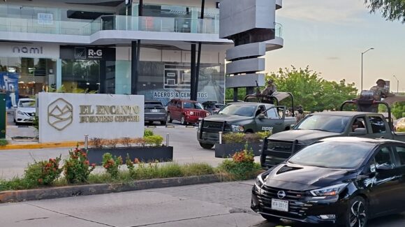 Hombre pierde la vida en una hospital tras ser baleado afuera de una plaza comercial de Mazatlán